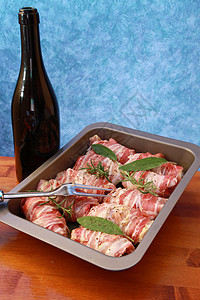 肉卷和培根餐厅红色午餐盘子智者食谱蒸汽熏肉猪肉烧烤图片