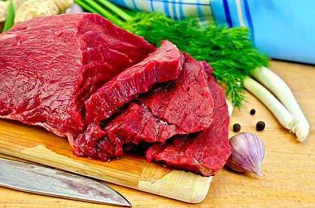 用刀子在木板上的肉牛肉图片