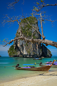 带树木和船的Phra Nang海滩和岛屿景观图片
