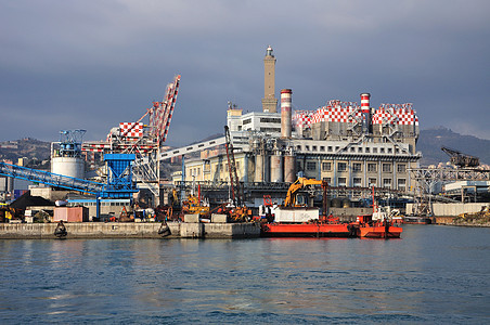 意大利热那亚 工业观点造船厂起重机港口商业工作大部分血管贸易船运货物加载图片