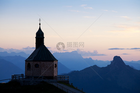 日落时在墙角的山上礼拜堂岩石蓝色顶峰农村场景天空晴天森林草原石头图片