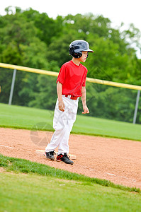三垒的青年棒球选手图片