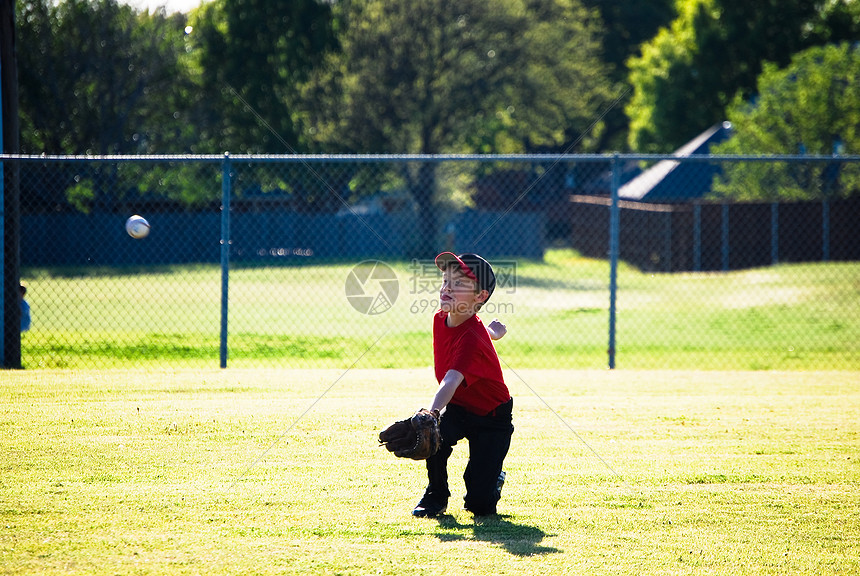 棒球男孩潜水球图片