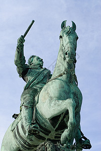 骑车领头人蓝色雕像国王旅行雕塑天空指挥官骑术城市骑士图片