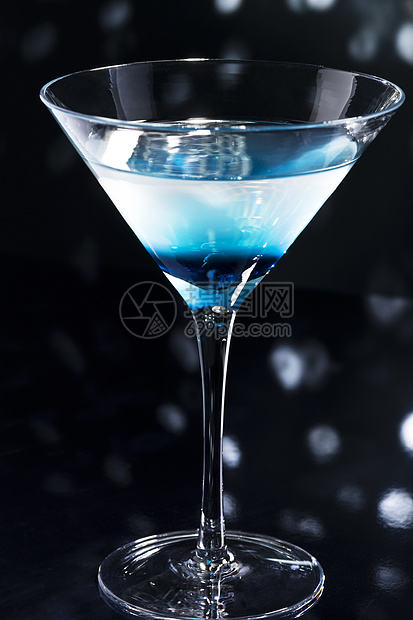 舞池的鸡尾酒蓝色庆典夜生活调酒师俱乐部玻璃餐厅反射酒精大都会图片