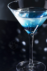 舞池的鸡尾酒玻璃饮料派对夜生活俱乐部蓝色调酒师反射庆典餐厅图片