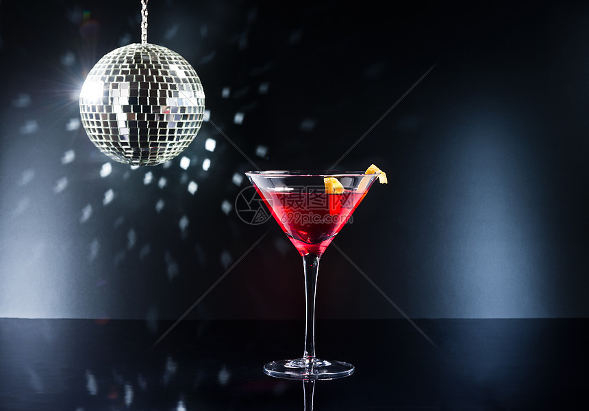 舞池的鸡尾酒蓝色夜生活饮料餐厅玻璃派对大都会庆典调酒师反射图片