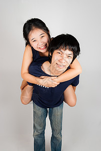 可爱的亚洲泰国配偶微笑拥抱拾取伴侣男人男性男朋友女朋友妻子女孩背景图片