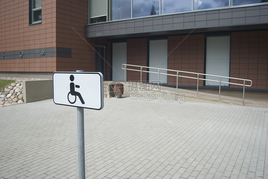 残疾人停车位出口减值坡道保健运输石头驾驶残障机动性街道图片