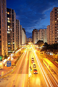 现代城市 夜间与高速公路交通接通景观驾驶路灯赛车生活过境街道场景日落建筑图片