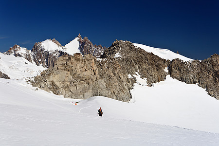 勃朗峰旅行远足者岩石冰川高度冰海运动远足山脉顶峰图片