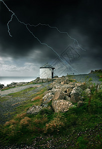 风暴在海边岩石灯塔庇护所下雨土地石头悬崖海岸线建筑美丽图片