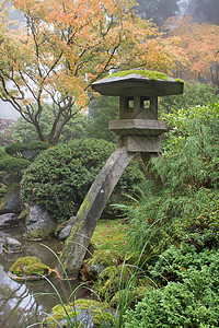 日本花园的石灯侠公园季节溪流池塘宝塔岩石薄雾灯笼花园植物图片