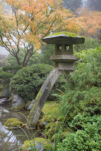 日本花园的石灯侠公园季节溪流池塘宝塔岩石薄雾灯笼花园植物图片