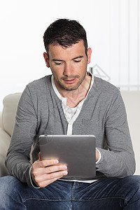 平板精神男性男人软垫沙发闲暇电脑微笑技术白色长椅图片