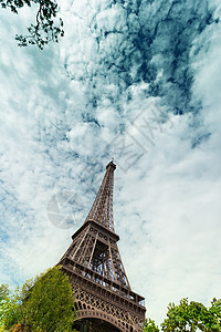 埃菲尔铁塔对着蓝色的天空和云层 巴黎图片