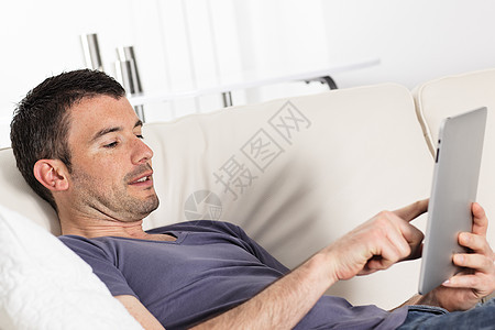 沙发上男性长椅技术青年屏幕幸福电脑闲暇白色药片图片