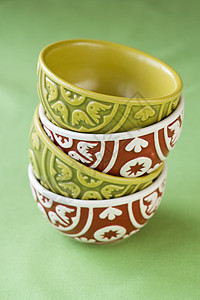 四个东方国家绿色背景的明亮彩碗Name红色菜肴白色歌词陶瓷盘子背景图片
