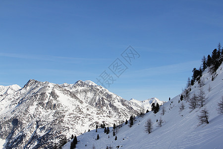 冬季山区岩石冻结阳光滑雪风景顶峰运动季节荒野环境图片