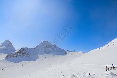 索伦的滑雪度假胜地成人天空滑雪板山腰季节蓝色假期椅子图片