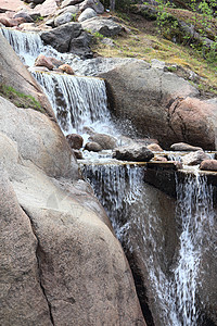 Sapokka公园瀑布树木晴天岩石溪流花岗岩反射楼梯石头喷射蓝色图片
