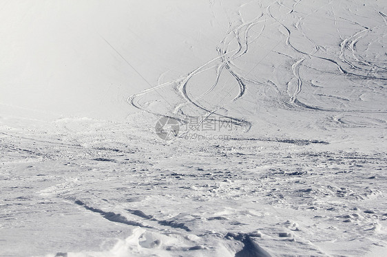 雪上滑雪痕迹冒险追求运动滑雪板阳光场景活动季节单板爬坡图片