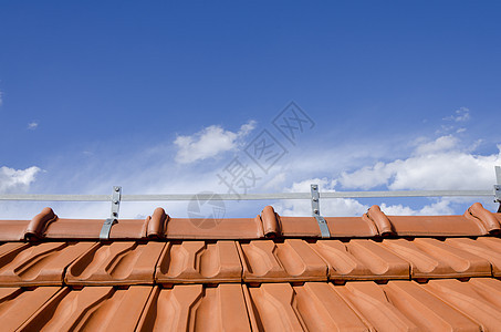 砖屋顶和蓝色天空图片