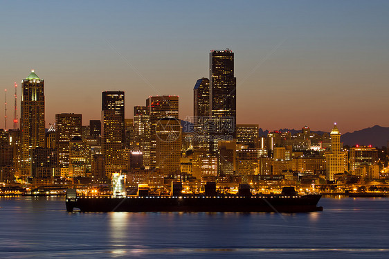 西雅图天线沿线Piget Sound号上的集装箱船图片