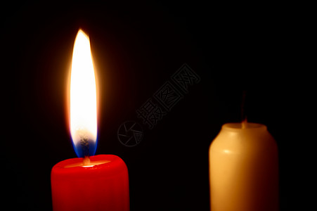 燃烧红蜡烛橙子黑色火焰黄色宏观纪念红色温暖图片