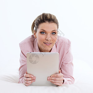 妇女用平板技术上网娱乐金发微笑软垫冲浪电脑电子邮件网络图片