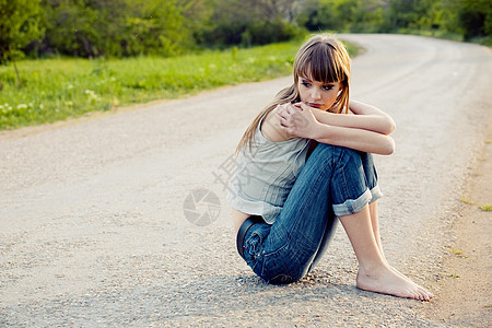 坐在路上的少女乡村思维赤脚场景衣服悲伤孤独女孩牛仔裤头发图片