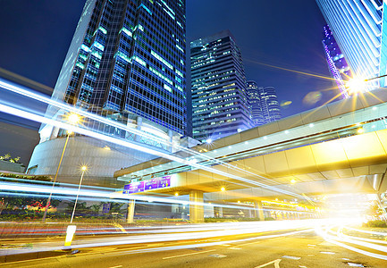 夜间穿越城市的交通旅行运输蓝色天空金融旅游业务量方法市场建筑物图片