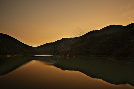 湖晴天风景蓝色镜子旅行反射假期场景公园森林图片