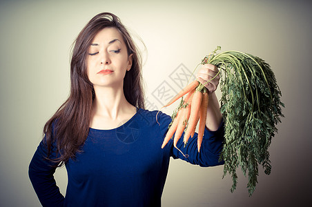 有胡萝卜的美女饮食营养素食蔬菜女人幸福维生素纯素萝卜女性图片