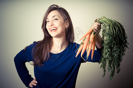 有胡萝卜的美女微笑纯素女人萝卜维生素营养素女人饮食风格幸福图片