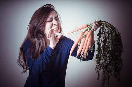 有胡萝卜的美女幸福女人素食食物蔬菜维生素饮食素女人萝卜女性图片