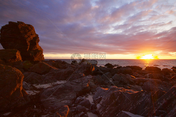 午夜日光全景石头海岸线岩石支撑海洋太阳日落风景海岸图片