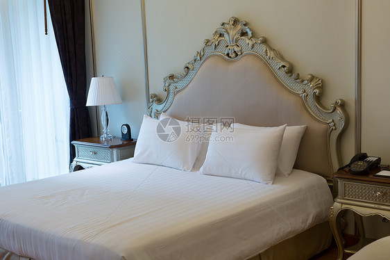 在旅馆房间的双人床奢华窗户寝具床头旅行商业房子套房酒店装饰图片
