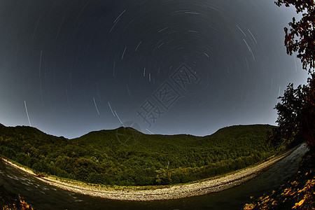 深夜在山中顶峰岩石日落公吨旅游黑暗星星天空墙纸地平线图片