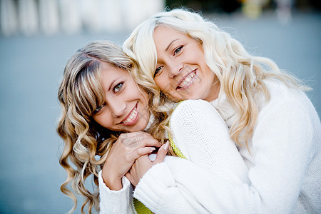 女童女孩女士姐妹头发青年乐趣面孔闲暇青少年家庭微笑图片