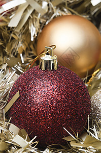 国外圣诞节圣诞标语和蒂塞尔细绳金子红色装饰品小玩意儿花环背景