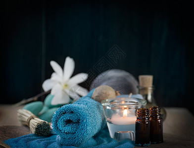 带浴盐的自来水箱叶子毛巾蓝色疗法石头芳香水分肥皂温泉洗发水图片