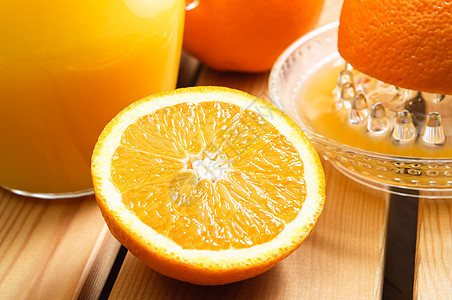 橙汁和柠檬汁木板松树果汁桌子挤压器水壶水果木头玻璃榨汁机图片