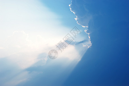 蓝天空和白云阳光射线日光空气力量墙纸天空太阳天气蓝色图片