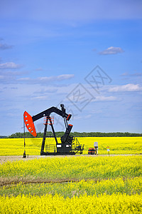 草原上点头油泵场地活塞汽油生产抽油机石油机器机械钻孔气体图片