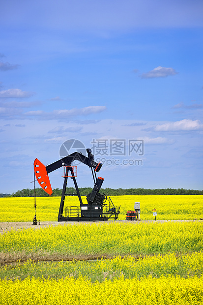 草原上点头油泵场地活塞汽油生产抽油机石油机器机械钻孔气体图片