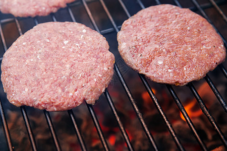 烤牛肉饼棕色育肥圆形烹饪小吃火焰牛肉美食烧烤水平图片