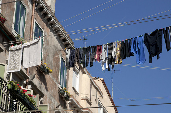 意大利威尼斯洗衣店天空建筑蓝色太阳衬衫衣绳城市历史游客快门图片