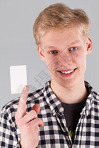 持有空白卡的英俊青年卡片白色男性快乐空白名片微笑男人男生幸福图片