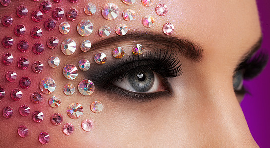 眼睛用钻石化妆的近视图像化妆品女士皮肤紫色冒充工作室魅力水晶首饰水钻图片